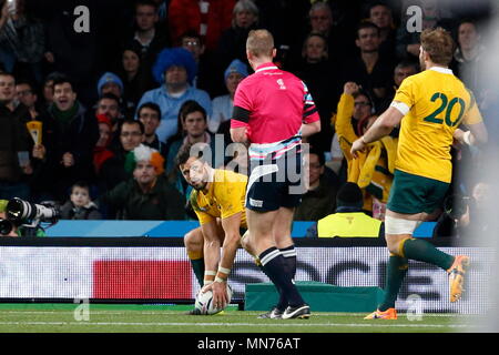 Adam Ashley-Cooper läuft in einem vierten Versuch für Australien während der IRB-RWC 2015 Ð Halbfinale 2 Match 46, zwischen Argentinien v Australia (UAR v Wallabies) bei Twickenham Stadium. London, England. 24. Oktober 2015 Stockfoto