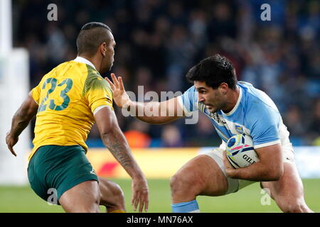 Jeronimo de La Fuente Hände weg von Australiens Kurtley Beale während der IRB-RWC 2015 Ð Halbfinale 2 Match 46, zwischen Argentinien v Australia (UAR v Wallabies) bei Twickenham Stadium. London, England. 25. Oktober 2015 Stockfoto