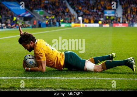 Adam Ashley-Cooper läuft in einem dritten Versuch für Australien während der IRB-RWC 2015 Ð Halbfinale 2 Match 46, zwischen Argentinien v Australia (UAR v Wallabies) bei Twickenham Stadium. London, England. 24. Oktober 2015 Stockfoto