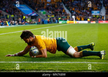 Adam Ashley-Cooper läuft in einem dritten Versuch für Australien während der IRB-RWC 2015 Ð Halbfinale 2 Match 46, zwischen Argentinien v Australia (UAR v Wallabies) bei Twickenham Stadium. London, England. 24. Oktober 2015 Stockfoto