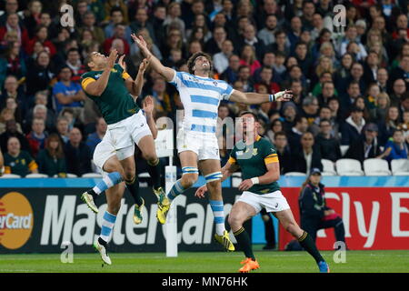 Bryan Habana konkurriert für die hohen Ball mit Juan Martin Fernandez Lobbe bei der IRB-RWC 2015 Ð Kampf um Bronze 47, zwischen Argentinien v Südafrika im Queen Elizabeth Olympic Park. London, England. 30. Oktober 2015 Stockfoto