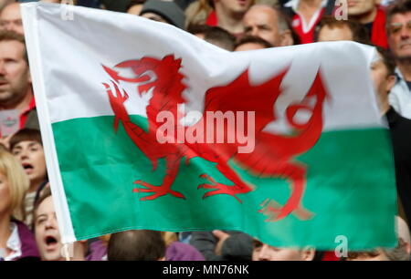 Die Flagge von Wales flattert während des IRB-RWC 2015 Match zwischen Wales v Australien - Pool ein Match 35 bei Twickenham Stadium. London, England. 10. Oktober 2015 Stockfoto