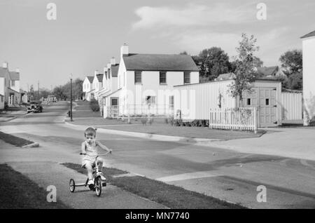 Junge Junge, Dreirad, Greendale, Wisconsin, USA, ein Grüngürtel Gemeinschaft konstruiert, die von US-Landwirtschaftsministerium als Teil von Präsident Franklin Roosevelts New Deal, John vachon für US-Umsiedlung Verwaltung, September 1939 Stockfoto