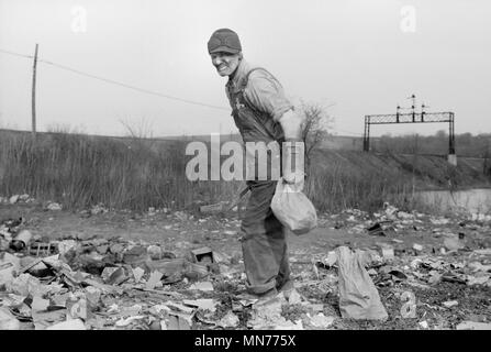 Menschen suchen nach Nahrung an Müllhalde, Dubuque, Iowa, USA, John vachon für die Farm Security Administration, April 1940 Stockfoto