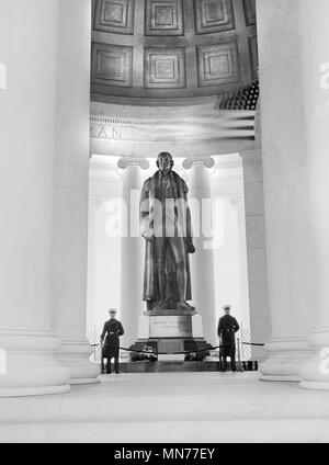 Statue von US-Präsident Thomas Jefferson, flankiert von Marine Ehrengarde während Jefferson Memorial Widmung, Washington DC, USA, Ann Rosener für Office of War Information, 12. April 1943