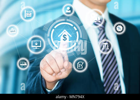 Geschäftsmann Finger berühren virtuellen Bildschirm Home-Symbol Real-Estate-Konzept Stockfoto