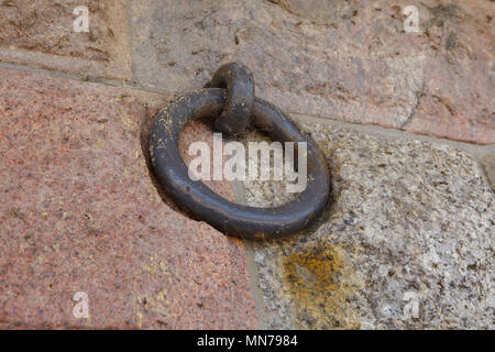 Edelstahl Ring in der Wand aus Steinen Stockfoto