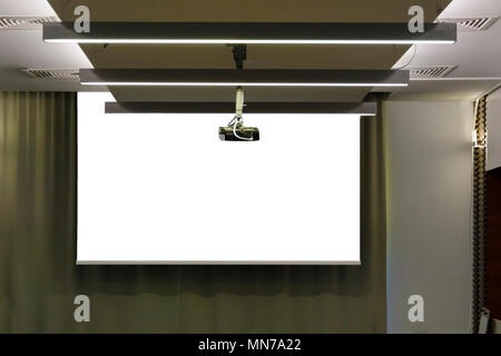 Projektoren in einem Raum mit Leinwand am Boden zurück Stockfoto