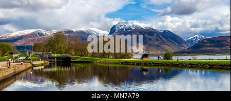 Die herrliche Aussicht auf den Ben Nevis, Großbritanniens höchstem Berg (4.413 Fuß) von Corpach Lock in der Nähe von Fort William in den Highlands von Schottland. Stockfoto