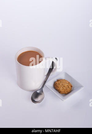 Kaffee oder Tee mit Cookies auf Hintergrund Stockfoto