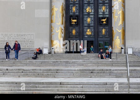 Leute auf der Treppe, die zur Brooklyn Public Library, Central Library, 10 Grand Army Plaza, Brooklyn, New York führt. Stockfoto