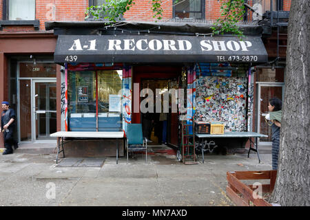 A1 Record Shop, 439 E 6th St, New York, NY. aussen Storefront eines Record Shop im East Village Viertel von Manhattan. Stockfoto