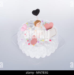 Kuchen oder Hochzeitstorte auf einem Hintergrund Stockfoto