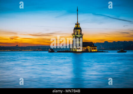 Türkei - Istanbul: 5. März 2017, Maiden Tower, mittelalterlichen Gebäude/Leuchtturm, (Turm von Leandros, Türkisch: Kiz Kulesi) am Eingang zum Bosporus mit H Stockfoto