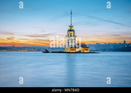 Türkei - Istanbul: 5. März 2017, Maiden Tower, mittelalterlichen Gebäude/Leuchtturm, (Turm von Leandros, Türkisch: Kiz Kulesi) am Eingang zum Bosporus mit H Stockfoto