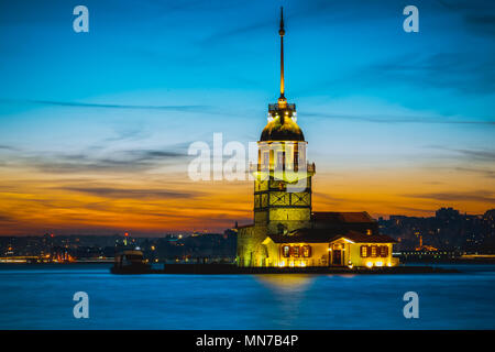 Türkei - Istanbul: 5. März 2017, Maiden Tower, mittelalterlichen Gebäude/Leuchtturm, (Turm von Leandros, Türkisch: Kiz Kulesi) am Eingang zum Bosporus mit H Stockfoto