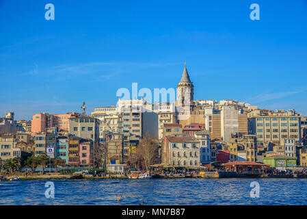 ISTANBUL, Türkei - 5. MÄRZ 2017: der Galata-Turm, Galata-Brücke, Stadtteil Karakoy und das Goldene Horn im frühen Morgenlicht, Istanbul, Türkei Stockfoto