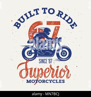 Vector Illustration mit einem Motorradfahrer und handgefertigten Beschriftungen / Cafe Racer T-shirt Grafiken/Vintage Typografie für Bekleidung Stock Vektor