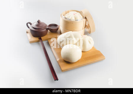 Pao oder Dim Sum in Bambus Steamer mit chinesischen Bun Stockfoto