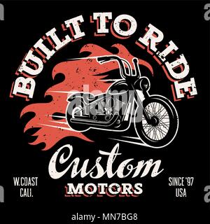 Classic chopper Motorrad mit Feuer Flamme. T-shirt Grafiken drucken. Erbaut zu fahren. Benutzerdefinierte Motoren. Grunge Textur auf einem separaten Layer Stock Vektor