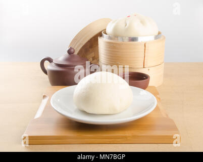 Pao oder Dim Sum in Bambus Steamer mit chinesischen Bun Stockfoto