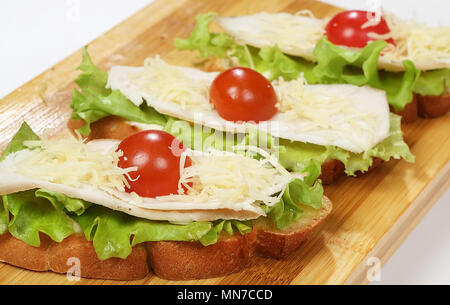 Street Food Bruschetta mit Tomaten (knusprigen Baguette Scheiben auf Grill geröstet). Stockfoto