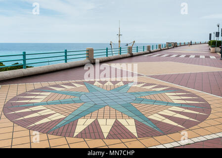 Genua, Italien, 14. Mai 2017: Blick entlang der Corso Italia Straße in Genua, Italien. Corso Italia ist die Promenade von Genua, Italien. Stockfoto