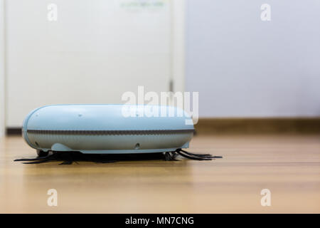 Roboter Staubsauger auf dem Boden. Stockfoto