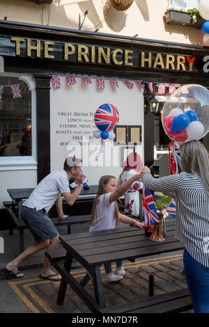 Fahnen und Luftballons außerhalb der Prinz Harry Pub in der Altstadt von Windsor geht es bereit für die königliche Hochzeit zwischen Prinz Harry und seine amerikanischen Verlobten Meghan Markle, am 14. Mai 2018 in London, England. Stockfoto