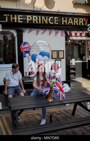 Fahnen und Luftballons außerhalb der Prinz Harry Pub in der Altstadt von Windsor geht es bereit für die königliche Hochzeit zwischen Prinz Harry und seine amerikanischen Verlobten Meghan Markle, am 14. Mai 2018 in London, England. Stockfoto