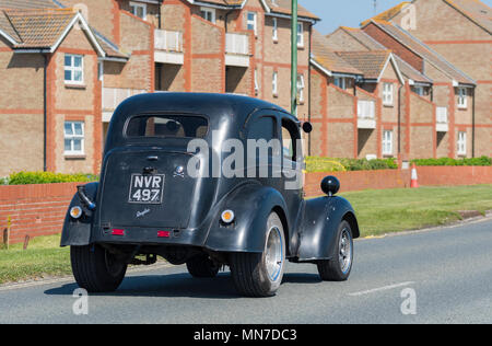 Schwarz Vintage Ford Anglia Auto von 1953, umgerechnet zu einem Hot Rod, in England, Großbritannien. Classic Car. Stockfoto