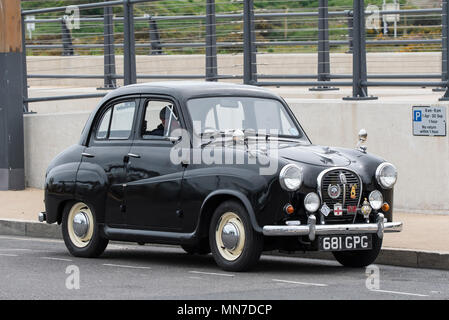 Schwarz Vintage Austin A35 4 Türen Limousine 1958, auf einer Straße in Großbritannien geparkt. Stockfoto