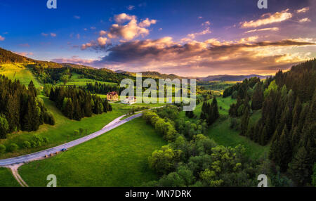 Die Landschaft um das Dorf von telgart in der Slowakei bei Sonnenuntergang Stockfoto