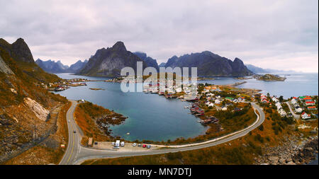 Mount Olstind und Reine Fischerdorf auf der Lofoten Stockfoto