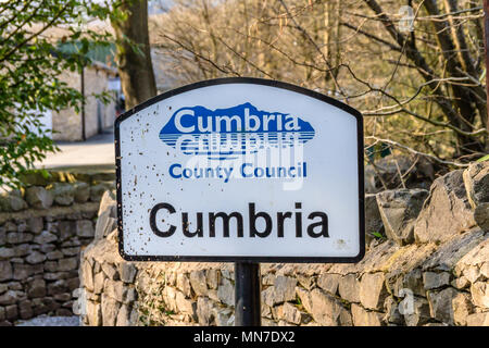 Cumbria County Council County Grenze Zeichen von einer Straße außerhalb Silverdale, auf der Lancashire und Cumbria Grenze. April 2018. Stockfoto