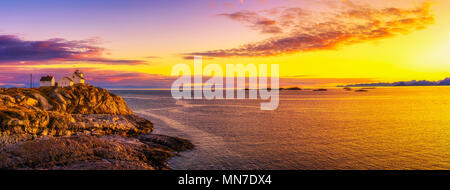 Sonnenuntergang über den Leuchtturm in Henningsvær auf Lofoten Stockfoto
