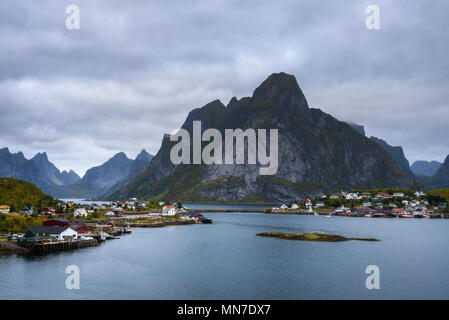 Mount Olstind und Reine Fischerdorf auf der Lofoten Stockfoto