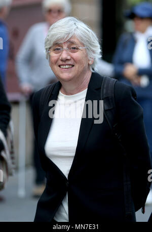 Clara Ponsati kommt an Edinburgh Sheriff Court vor Ihrer ersten Anhörung. Ms Ponsati, der ehemalige katalanische Bildungsminister, kämpft gegen Auslieferung an Spanien. Stockfoto