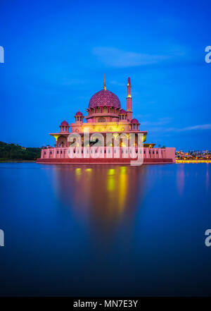 Putra Mosque und Putrajaya See in Malaysia bei Nacht Stockfoto