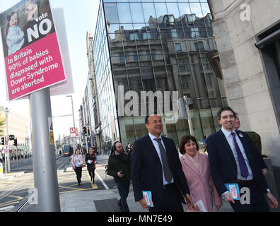 Ein Taoiseach Leo Varadkar (links) zusammen mit Kulturminister Josefa Madigan (Mitte) und Gesundheit Minister Simon Harris Während ein pendler Leinwand im Stadtzentrum von Dublin von Fine Gael Mitglieder Unterstützung der Aufhebung der 8. Änderung der irischen Verfassung, die sich in einem Referendum am 25. Mai beschlossen werden. Stockfoto