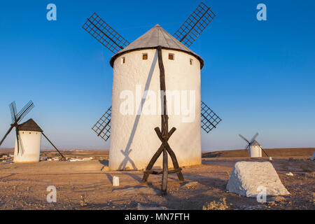 Traditionellen Windmühlen bei steigender, Alcázar de San Juan, La Mancha, Spanien. Ansicht von hinten Stockfoto