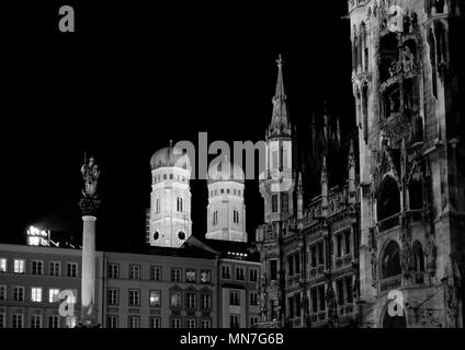 Die beiden Türme der Frauenkirche Anstieg hinter der Marienplatz und das Rathaus, München, Bayern, Deutschland Stockfoto