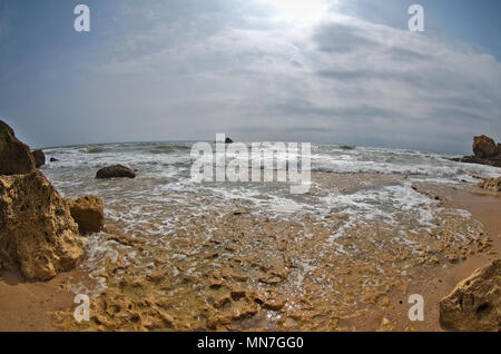 Gale Strand Szene, Fish-eye shot in Albufeira. Portugal Stockfoto