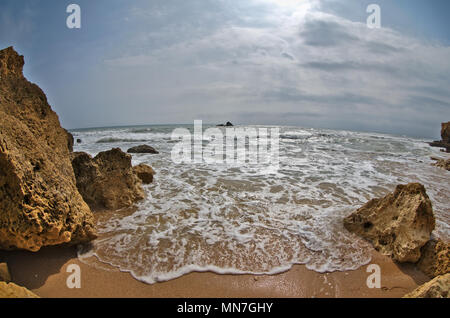 Gale Strand Szene, Fish-eye shot in Albufeira. Portugal Stockfoto