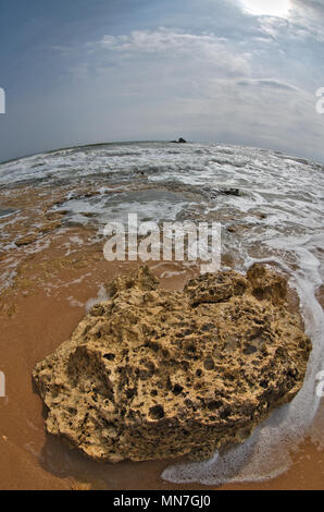 Gale Strand Szene, Fish-eye shot in Albufeira. Portugal Stockfoto