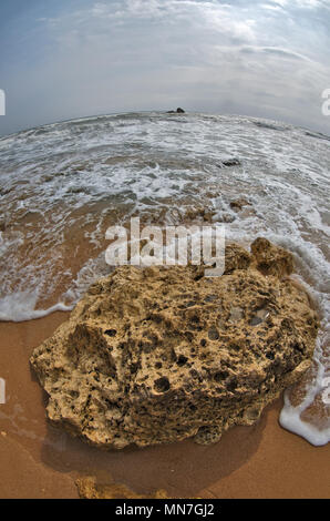 Gale Strand Szene, Fish-eye shot in Albufeira. Portugal Stockfoto