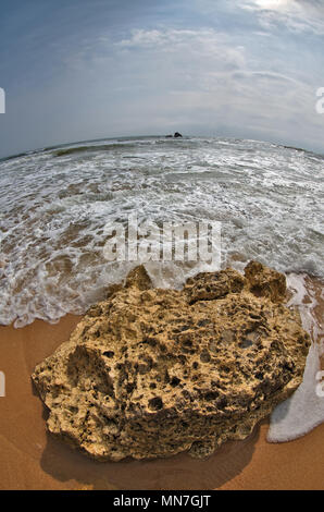 Gale Strand Szene, Fish-eye shot in Albufeira. Portugal Stockfoto