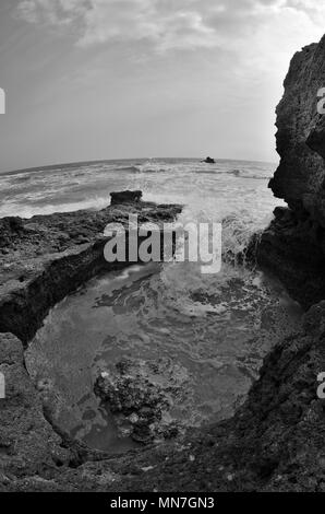 Gale Strand Szene, Fish-eye shot in Albufeira. Portugal Stockfoto