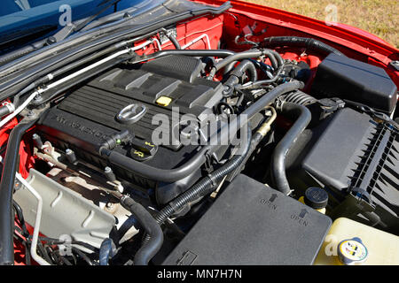 2006 NC-Mazda MX-5 oder miata zeigt den Motor bei geöffneter Motorhaube Stockfoto