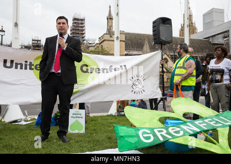 London, Großbritannien. 14 Mai, 2018. Richard Burgon MP, Schatten Staatssekretärin für Justiz und Schatten Herr Bundeskanzler, Adressen Grenfell United Überlebenden, der Hinterbliebenen und der Gemeinschaft der Grenfell auf einer Kundgebung vor dem Parlament am 11. Jahrestag des Brandes, den Premierminister zu drängen, ihre Petition ein Panel der Entscheidung, neben Sir Martin Moore-Bick in der Grenfell Tower Allgemeine Anfrage zu sitzen, zu benennen, zu akzeptieren. Die Rallye war zeitlich mit dem Diskutieren der Petition im Parlament zusammenfällt. Credit: Mark Kerrison/Alamy leben Nachrichten Stockfoto